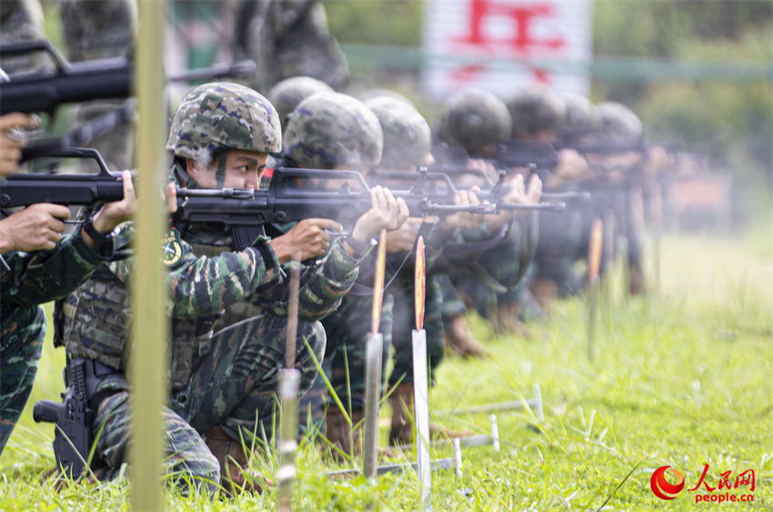特戰隊員進行自動步槍對固定目標射擊考核。